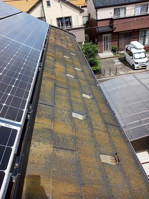 太陽光パネルが設置された屋根